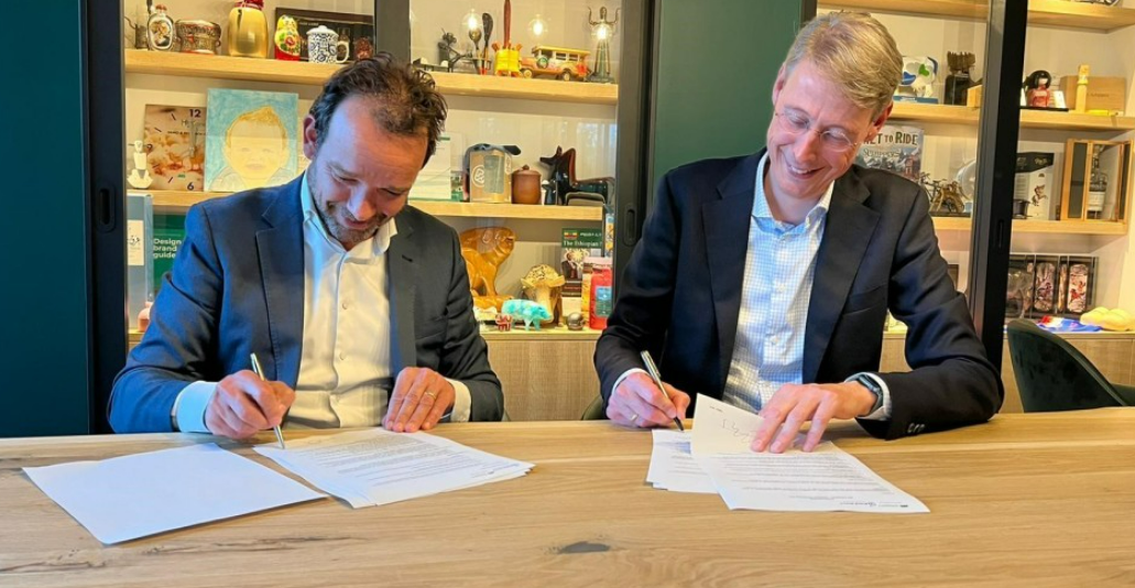 schippers et denkavit signant un contrat