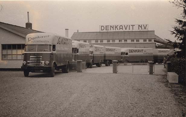 historische foto denkavit vrachtwagens in zwart - wit